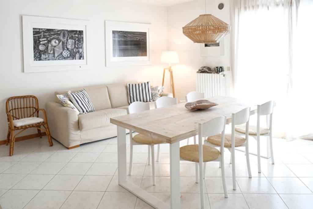 Sunny Apartment On The Sea room 4