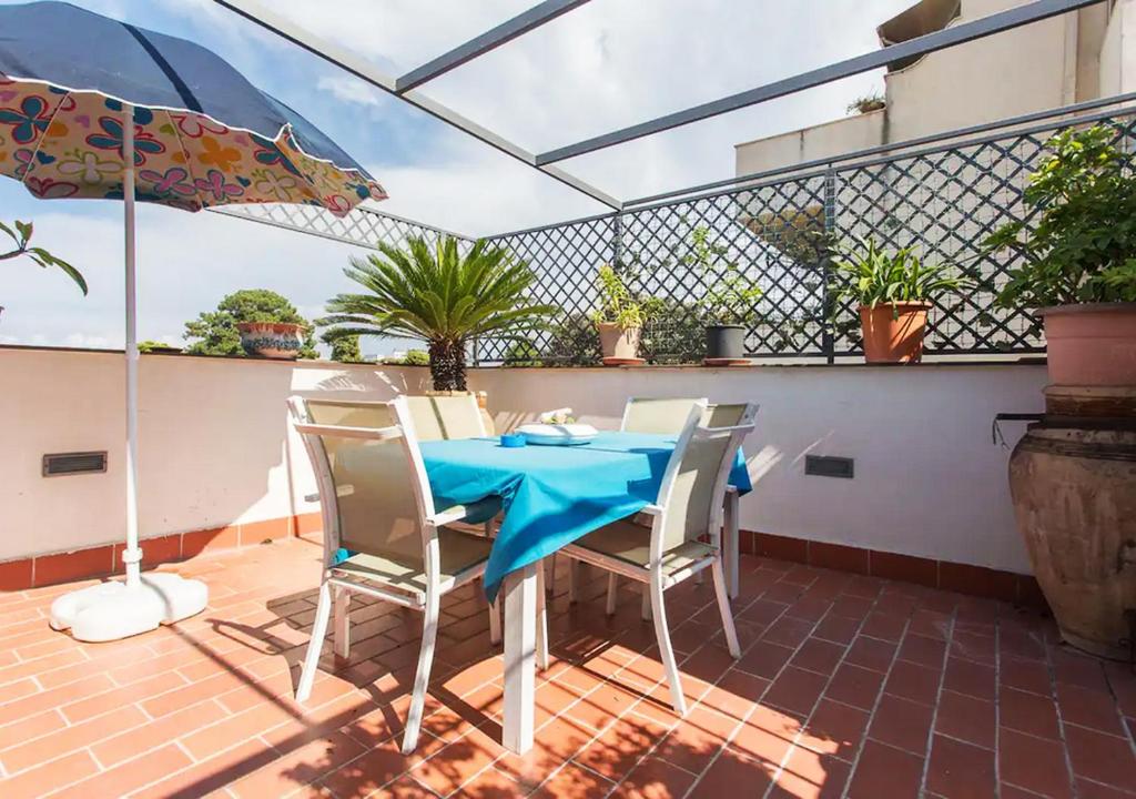 Camera con Cucina e Terrazza con Vista room 2
