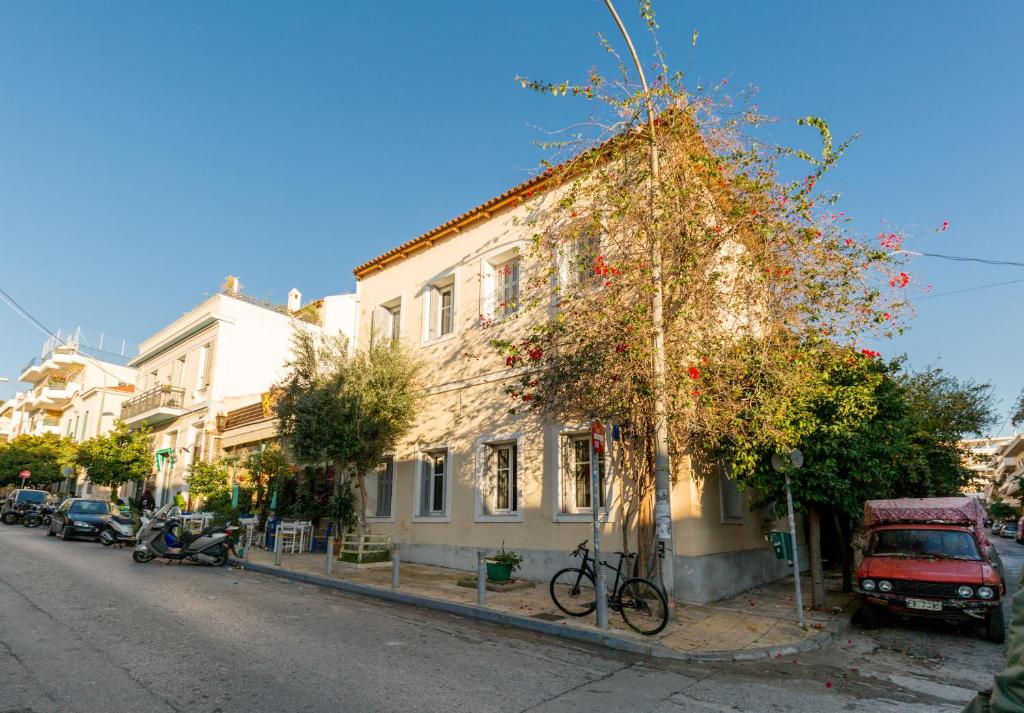 Troon of Athens Apartments room 1