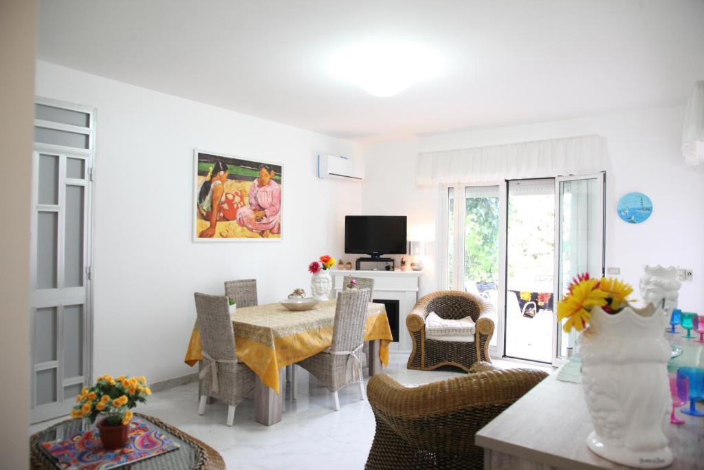 VILLA GIARDINO 3 CAMERE 4 BAGNI 2 PASSI dal MARE room 5