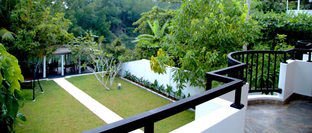 villa layanga - riverside guestrooms room 2