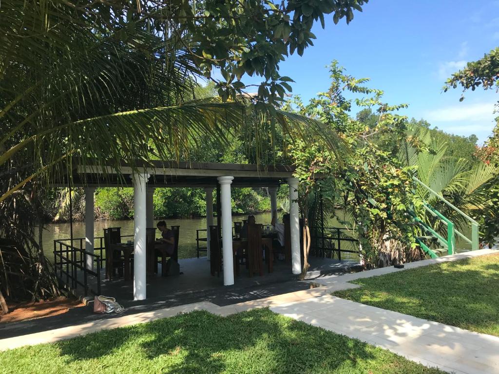 villa layanga - riverside guestrooms room 4