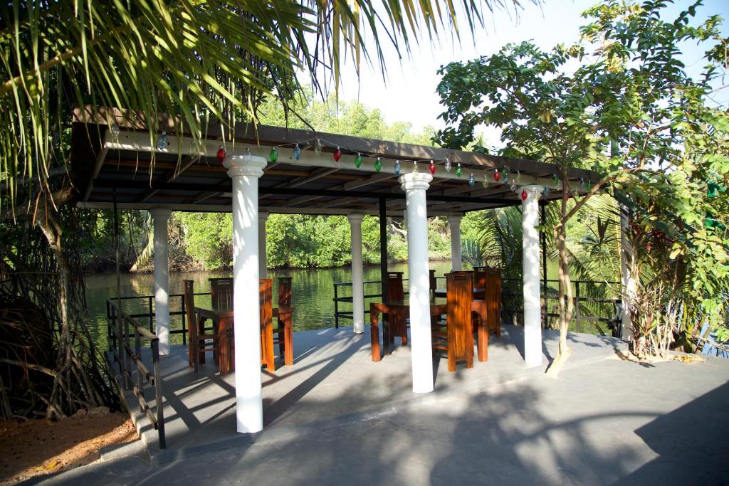 villa layanga - riverside guestrooms room 6