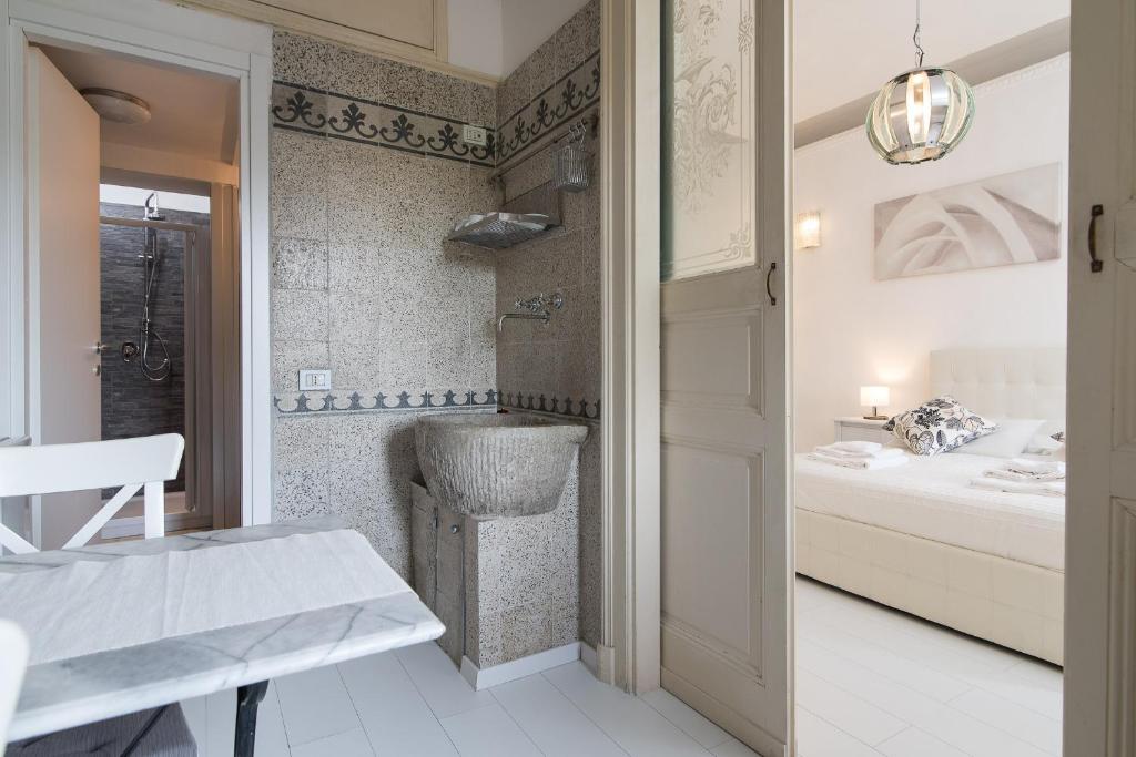 White Borgo Apartment room 4