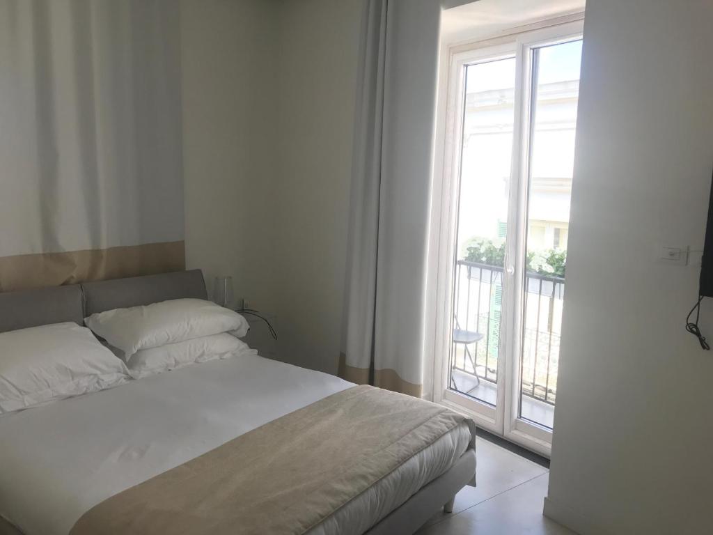 White 1903 room 1