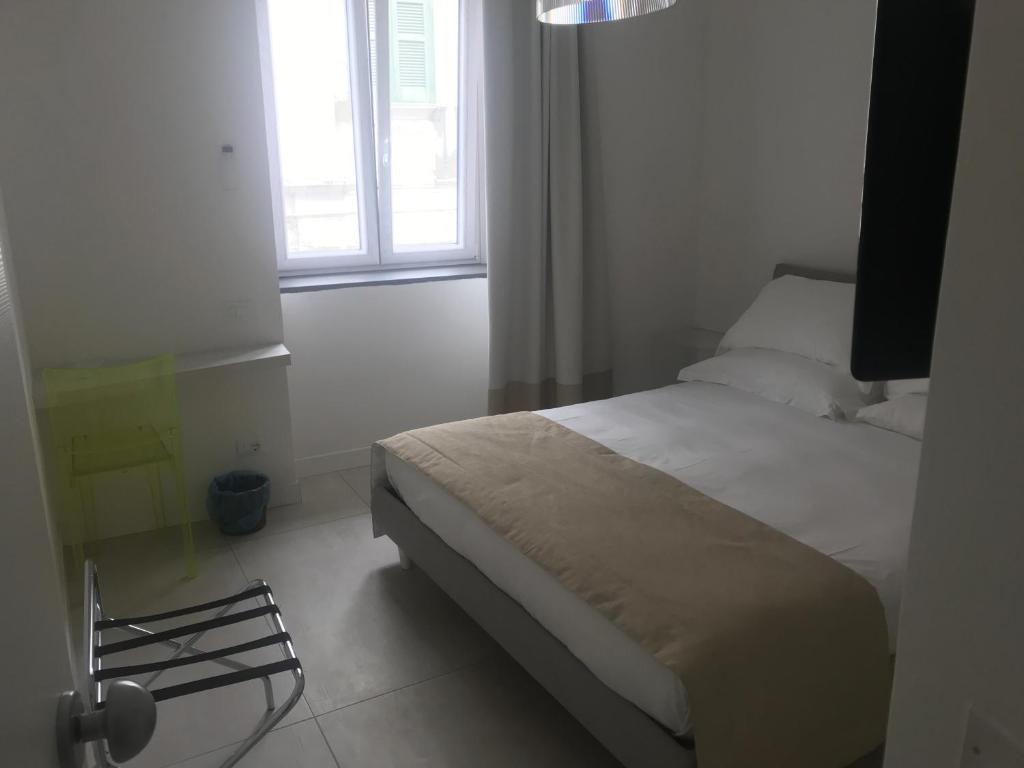 White 1903 room 3