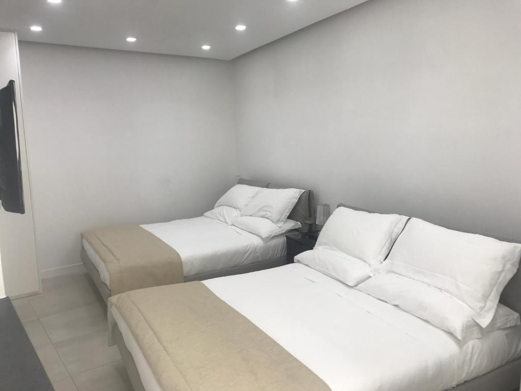 White 1903 room 5