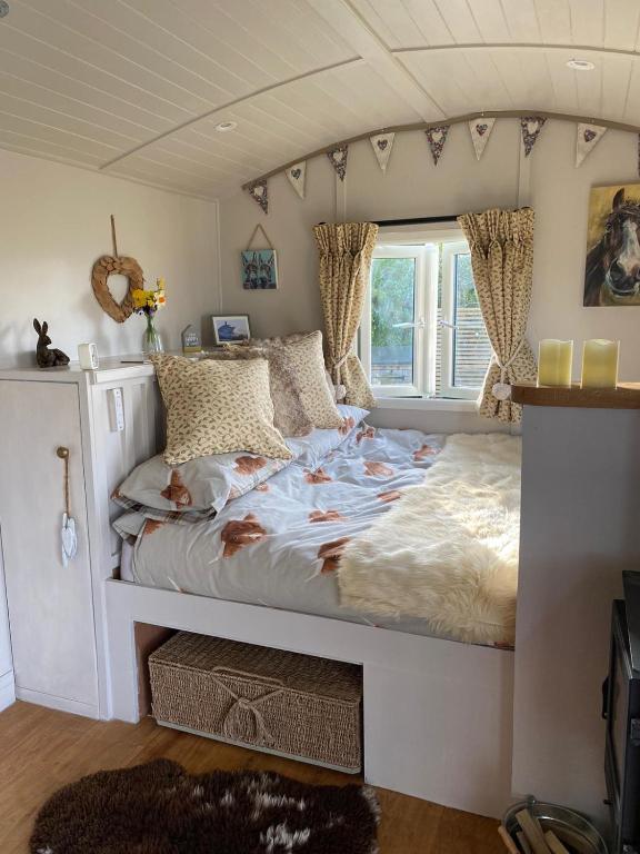 Willowbank shepherds hut room 3