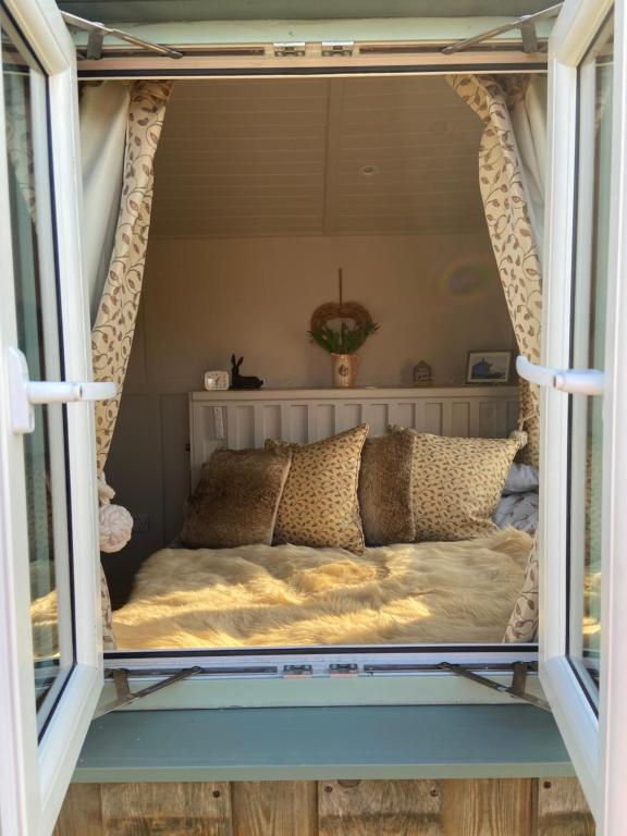 Willowbank shepherds hut room 4